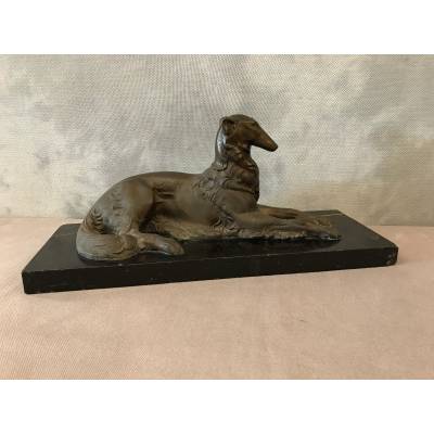 Chien levrette regulates on pedestal in marble around 1900