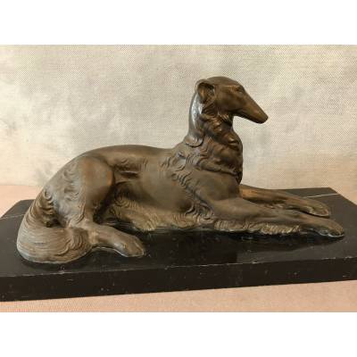 Chien levrette regulates on pedestal in marble around 1900