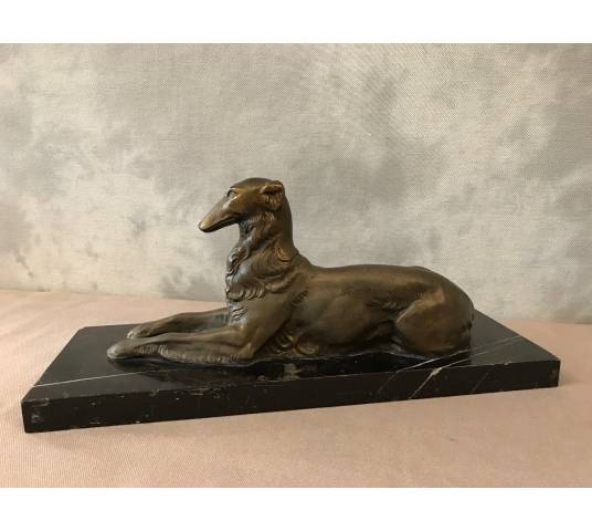 Chien levrette regulates on pedestal in marble around 1900