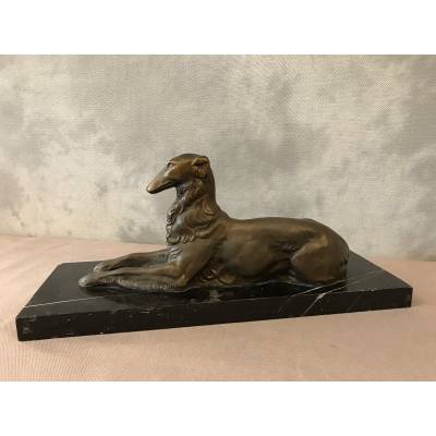 Chien levrette regulates on pedestal in marble around 1900