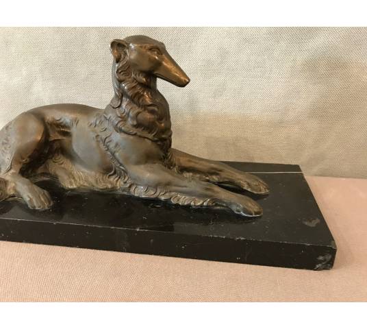 Chien levrette regulates on pedestal in marble around 1900