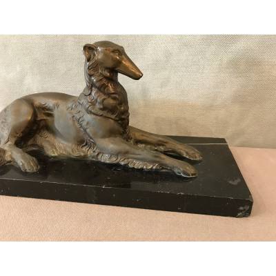 Chien levrette regulates on pedestal in marble around 1900