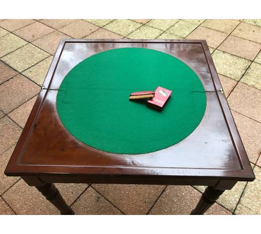 Petite table à jeux en acajou d'époque 19 ème