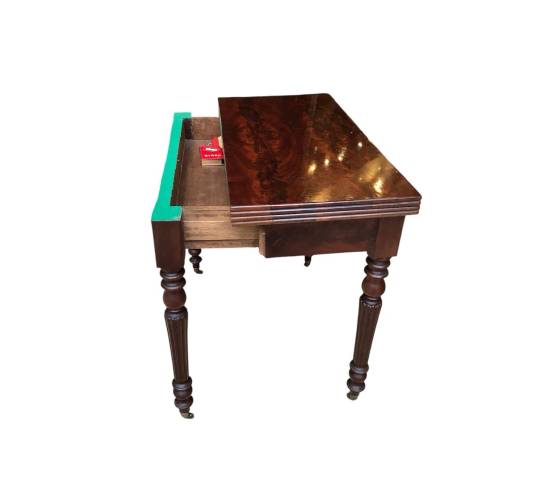 Petite table à jeux en acajou d'époque 19 ème