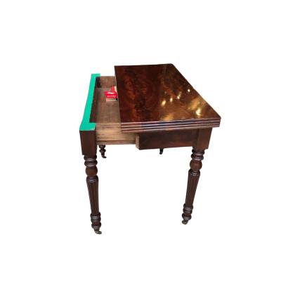 Petite table à jeux en acajou d'époque 19 ème