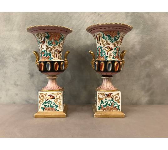 Paire de vases Médicis en porcelaine de vieux Paris d'époque 19 ème