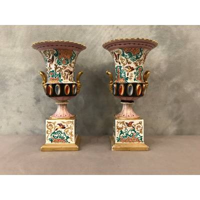 Paire de vases Médicis en porcelaine de vieux Paris d'époque 19 ème