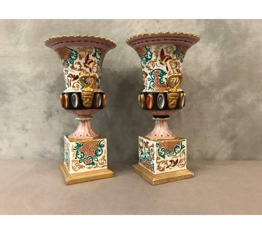 Paire de vases Médicis en porcelaine de vieux Paris d'époque 19 ème