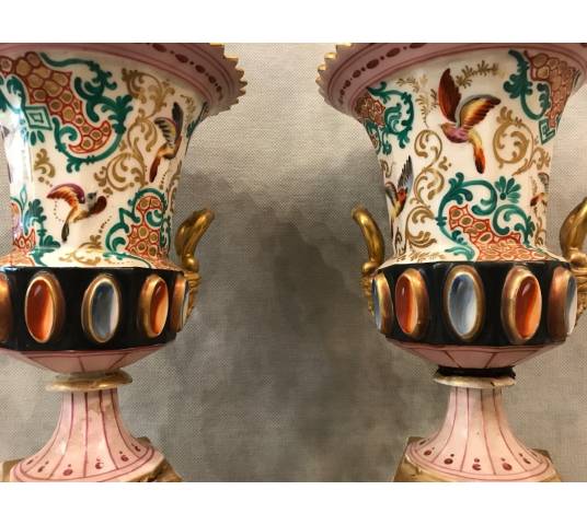 Paire de vases Médicis en porcelaine de vieux Paris d'époque 19 ème