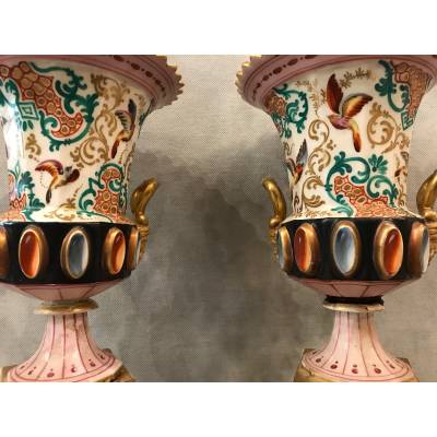 Paire de vases Médicis en porcelaine de vieux Paris d'époque 19 ème