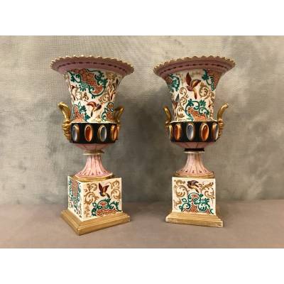 Paire de vases Médicis en porcelaine de vieux Paris d'époque 19 ème