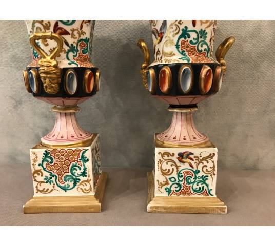 Paire de vases Médicis en porcelaine de vieux Paris d'époque 19 ème