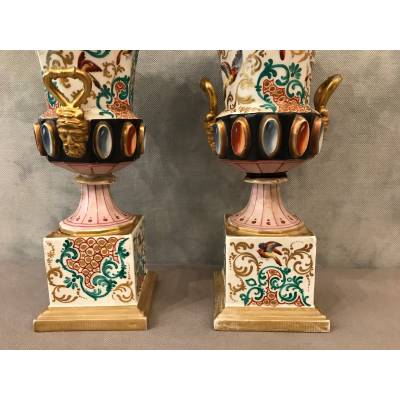 Paire de vases Médicis en porcelaine de vieux Paris d'époque 19 ème