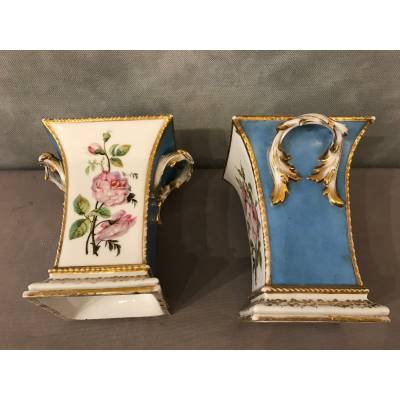 Paire de vases en porcelaine de Vieux Paris d'époque 19 ème