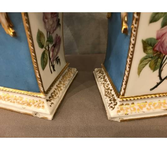 Paire de vases en porcelaine de Vieux Paris d'époque 19 ème