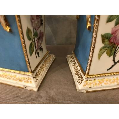 Paire de vases en porcelaine de Vieux Paris d'époque 19 ème