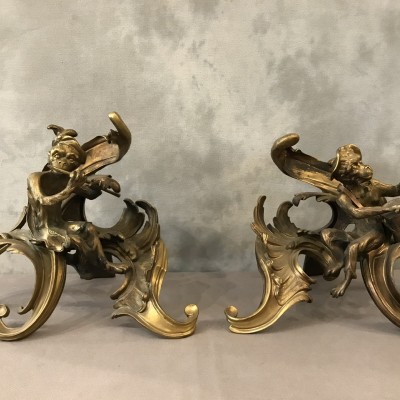 Beaux chenets anciens modèles aux singes en bronze doré d'époque 19 ème