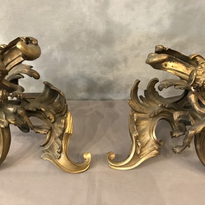 Beaux chenets anciens modèles aux singes en bronze doré d'époque 19 ème