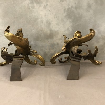 Beaux chenets anciens modèles aux singes en bronze doré d'époque 19 ème