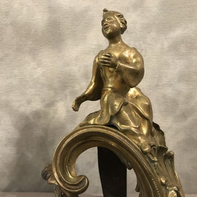 Belle paire de chenets en bronze décor aux chinois d'époque Louis XV