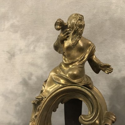 Belle paire de chenets en bronze décor aux chinois d'époque Louis XV