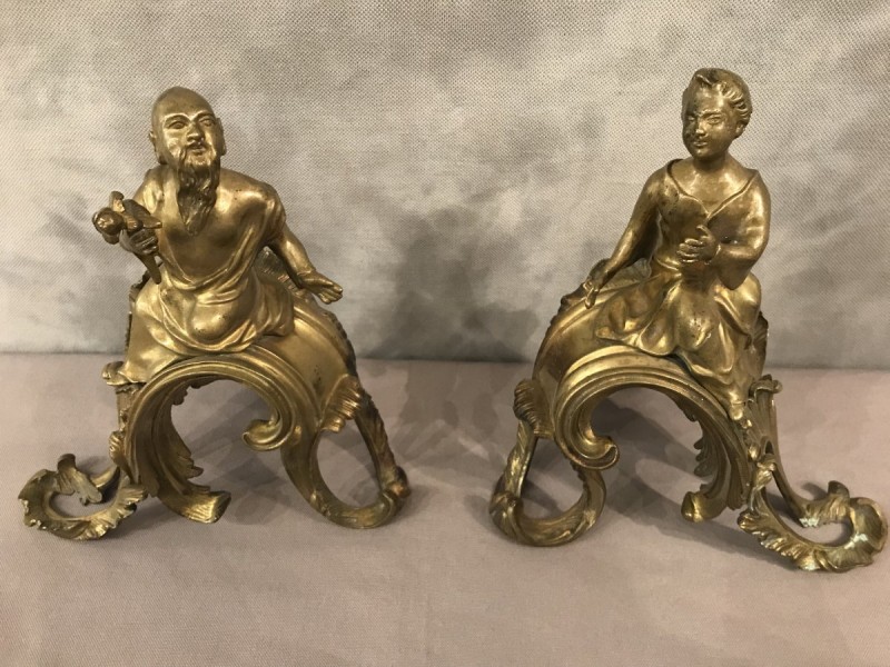 Belle paire de chenets en bronze décor aux chinois d'époque Louis XV