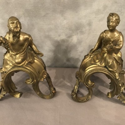 Belle paire de chenets en bronze décor aux chinois d'époque Louis XV