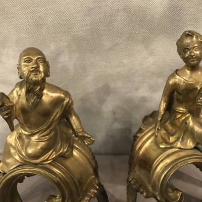 Belle paire de chenets en bronze décor aux chinois d'époque Louis XV