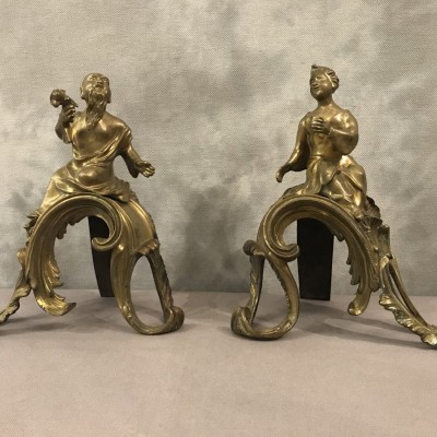 Belle paire de chenets en bronze décor aux chinois d'époque Louis XV