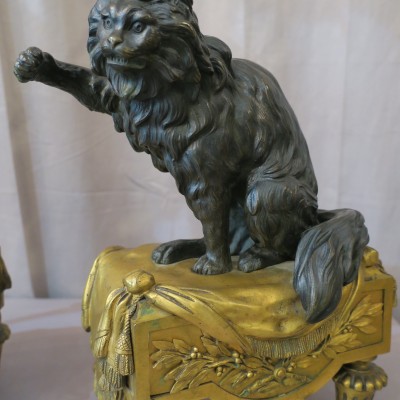 Paire de chenets en bronze doré chien et chat