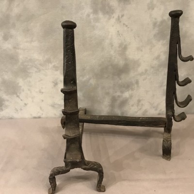 Paire de chenets anciens en fer forgé d'époque 17 ème