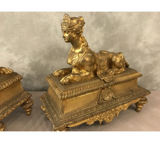 Paire de chenets en bronze doré aux sphinx d'époque 19 ème