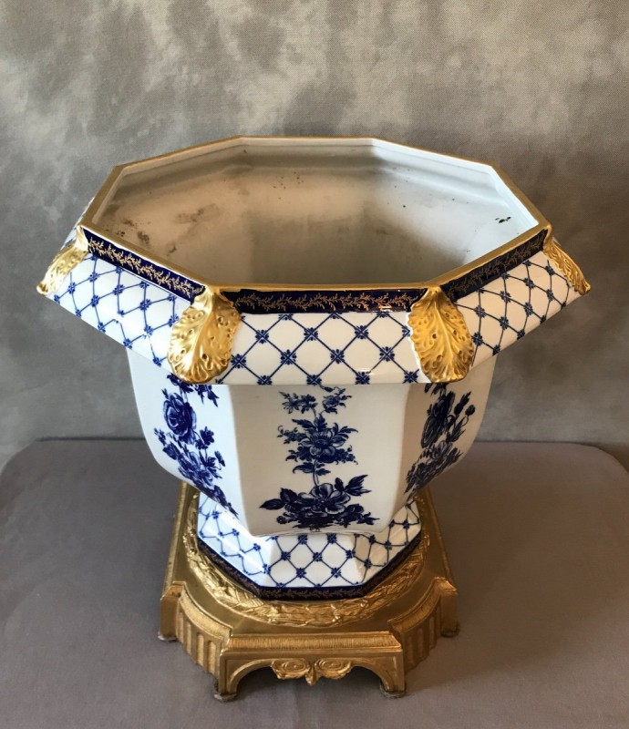 Grand cache-pot en porcelaine sur monture en bronze d'époque fin 19 ème