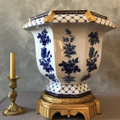 Grand cache-pot en porcelaine sur monture en bronze d'époque fin 19 ème