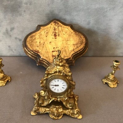 Ravissante petite pendule avec deux bougeoirs en bronze doré d'époque 19 ème Napoléon III