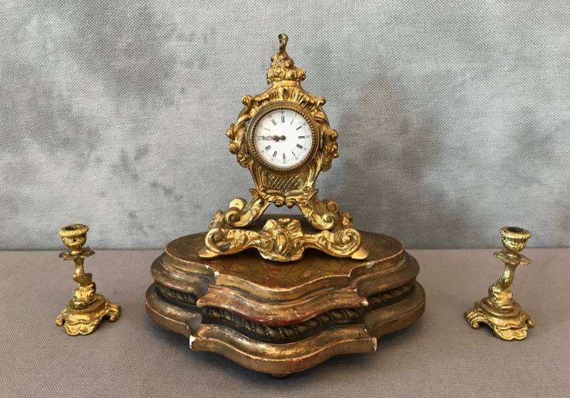 Ravissante petite pendule avec deux bougeoirs en bronze doré d'époque 19 ème Napoléon III