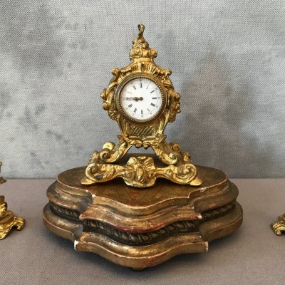 Ravissante petite pendule avec deux bougeoirs en bronze doré d'époque 19 ème Napoléon III