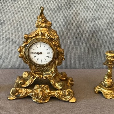 Ravissante petite pendule avec deux bougeoirs en bronze doré d'époque 19 ème Napoléon III