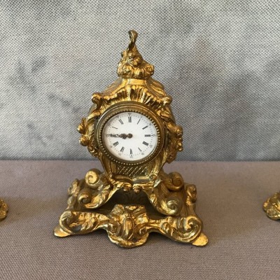 Ravissante petite pendule avec deux bougeoirs en bronze doré d'époque 19 ème Napoléon III