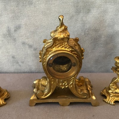 Ravissante petite pendule avec deux bougeoirs en bronze doré d'époque 19 ème Napoléon III