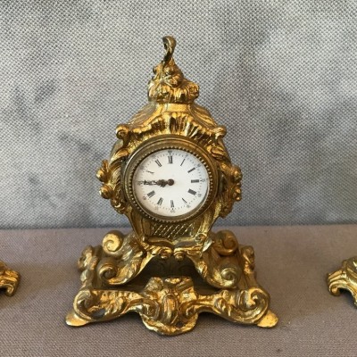 Ravissante petite pendule avec deux bougeoirs en bronze doré d'époque 19 ème Napoléon III