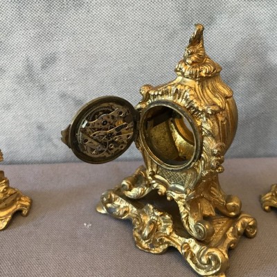 Ravissante petite pendule avec deux bougeoirs en bronze doré d'époque 19 ème Napoléon III