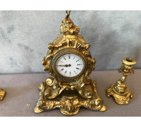 Ravissante petite pendule avec deux bougeoirs en bronze doré d'époque 19 ème Napoléon III