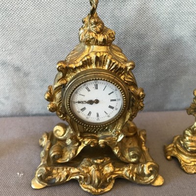 Ravissante petite pendule avec deux bougeoirs en bronze doré d'époque 19 ème Napoléon III