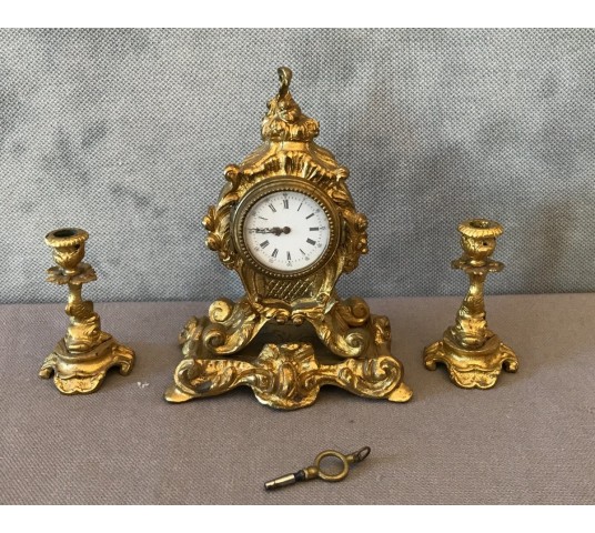 Ravissante petite pendule avec deux bougeoirs en bronze doré d'époque 19 ème Napoléon III