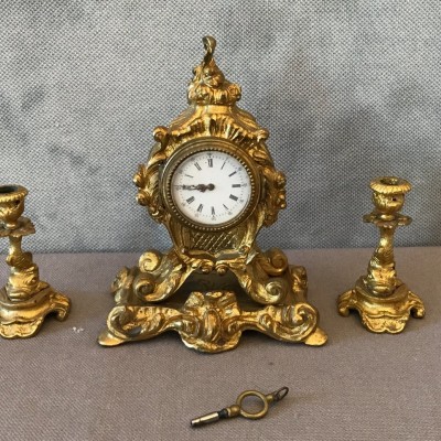 Ravissante petite pendule avec deux bougeoirs en bronze doré d'époque 19 ème Napoléon III