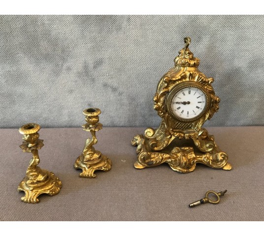 Ravissante petite pendule avec deux bougeoirs en bronze doré d'époque 19 ème Napoléon III