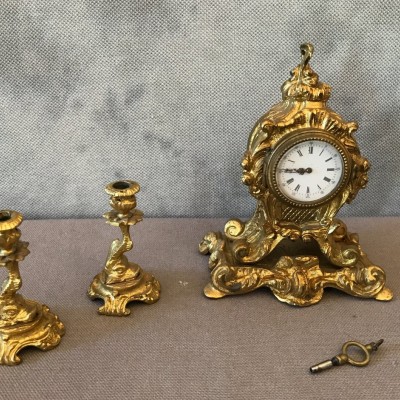 Ravissante petite pendule avec deux bougeoirs en bronze doré d'époque 19 ème Napoléon III