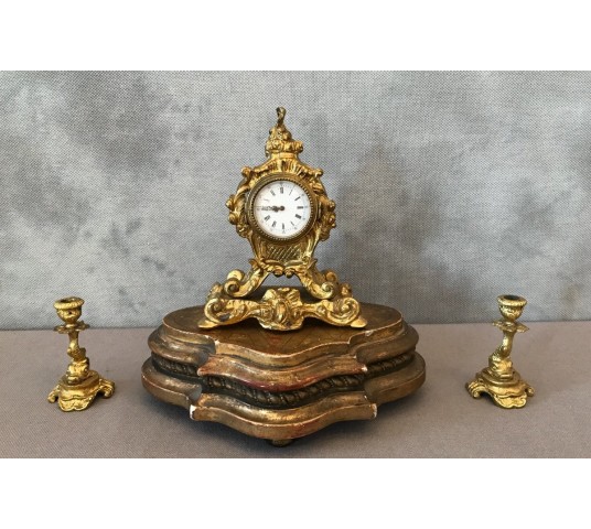 Ravissante petite pendule avec deux bougeoirs en bronze doré d'époque 19 ème Napoléon III