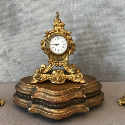 Ravissante petite pendule avec deux bougeoirs en bronze doré d'époque 19 ème Napoléon III